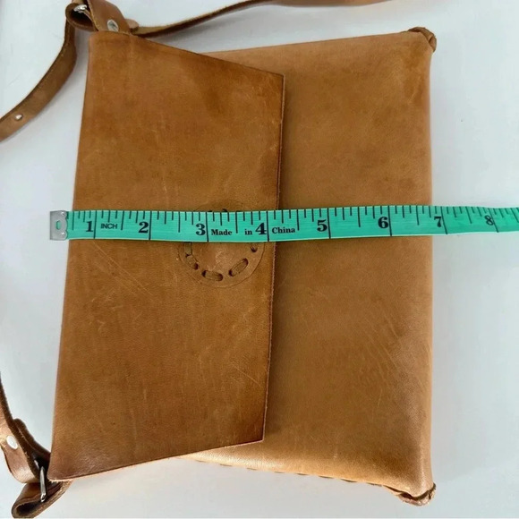 Handmade hard leather envelope case crossbody with magnetic closure - Picture 9 of 9